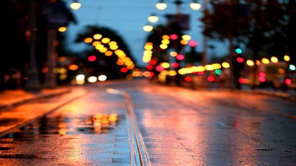 вечерняя улица города после дождя, мокрый асфальт обои для рабочего стола