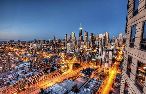 вечерний город Чикаго штат Иллинойс в ночных огнях обои для рабочего стола