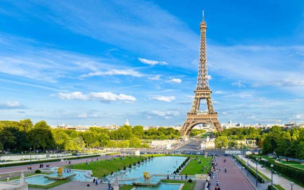 Эйфелева башня фото в Париже на площади в парке обои для рабочего стола
