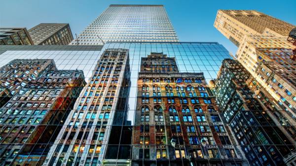 отражение зданий на большом зеркальном небоскребе обои для рабочего стола