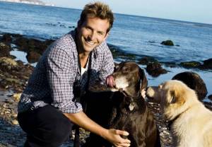 Обои Bradley Cooper актер мужчина собаки на берегу моря на рабочий стол