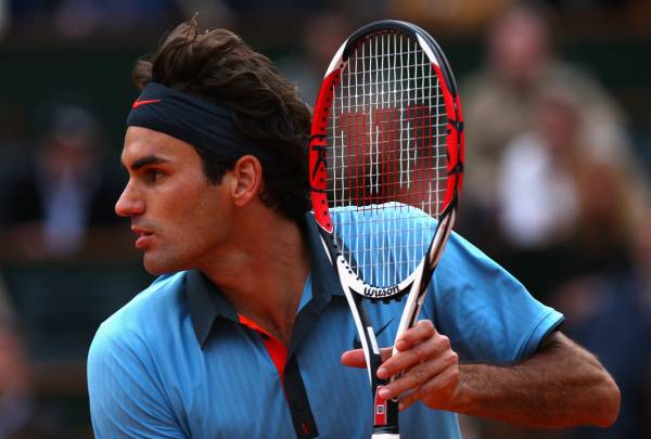 теннисист Роджер Федерер с ракеткой в руках обои для рабочего стола