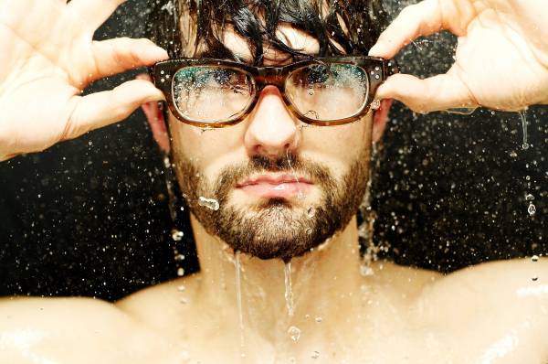 мужчина в стильных очках под дождем обои для рабочего стола