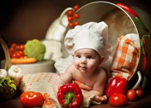 Обои ребенок малыш поваренок овощи кастрюля колпак на рабочий стол
