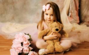 Обои девочка, ребенок в обнимку с плюшевым медведем на рабочий стол