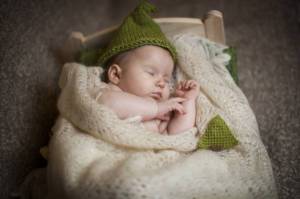 Обои крепкий сон младенца в вязаной шапке на рабочий стол
