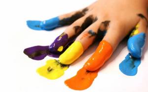 Обои рука в краске, следы от краски на бумаге на рабочий стол