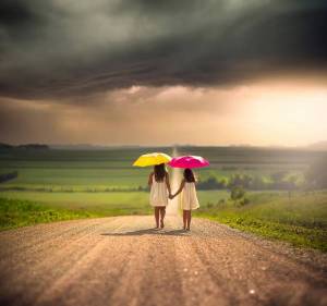 Обои девочки под зонтиками идут по дороге на рабочий стол