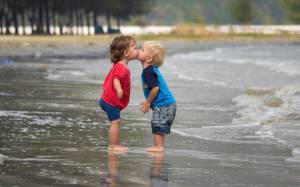 Обои дети поцелуй на берегу моря, малыши, детишки на рабочий стол