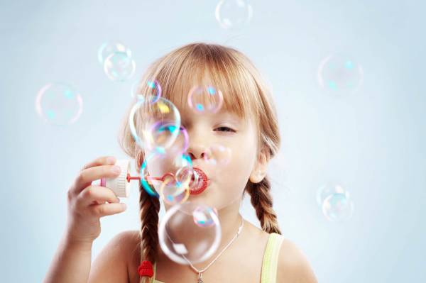 маленькая девочка мыльные пузыри обои для рабочего стола
