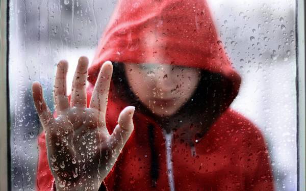 ребенок держит руку на мокром стекле обои для рабочего стола