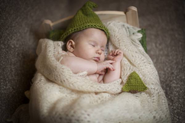 крепкий сон младенца в вязаной шапке обои для рабочего стола