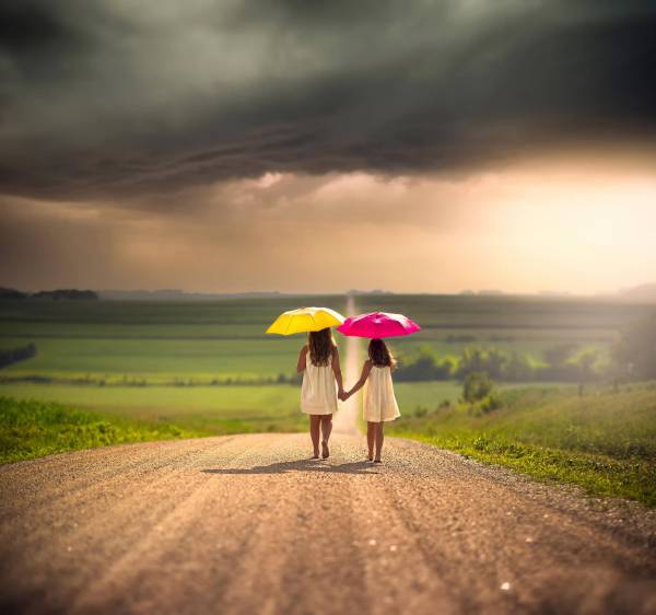 девочки под зонтиками идут по дороге обои для рабочего стола
