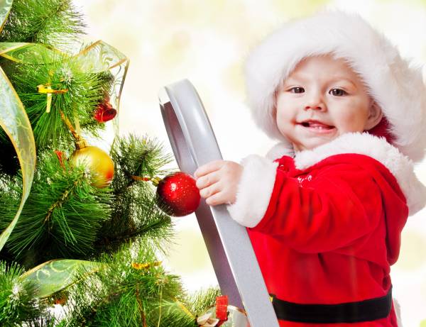 малыш в новогоднем костюме возле елки с игрушками обои для рабочего стола