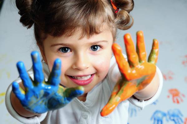 маленькая девочка улыбка руки в краске ребенок обои для рабочего стола