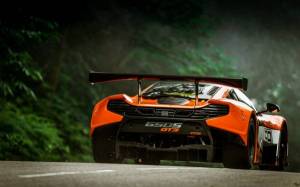 McLaren 650S GT3, скорость, дорога через лес