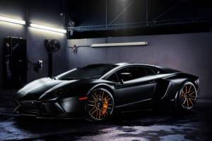 Обои черная Lamborghini Aventador LP700-4, титаны на рабочий стол