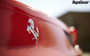 Обои логотип Ferrari крупным планом Top Gear на рабочий стол