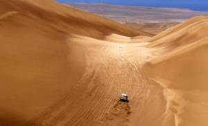 Обои авто гонки в пустыне Ралли Dakar на рабочий стол