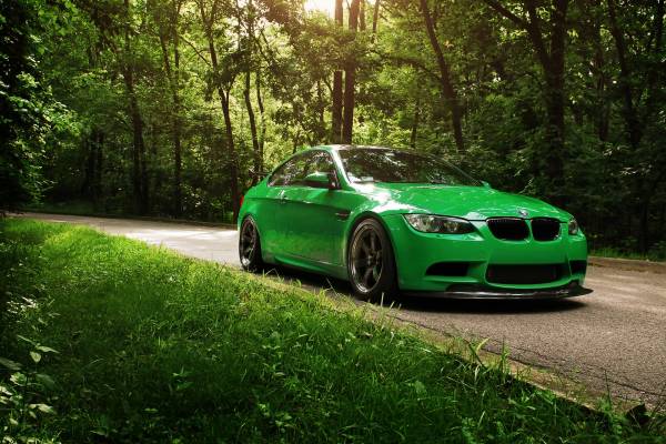 BMW, зеленый цвет, авто, дорога, в лесу, природа обои для рабочего стола