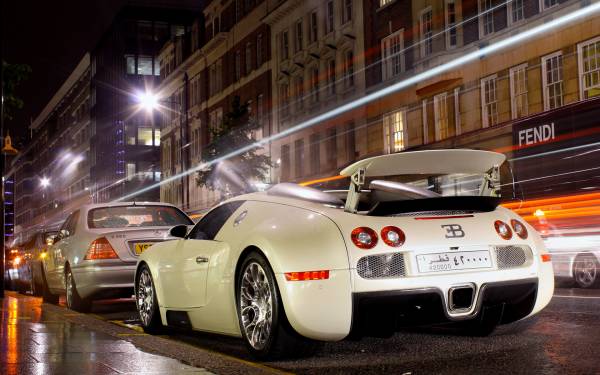 белый Bugatti Veyron возле обочины обои для рабочего стола