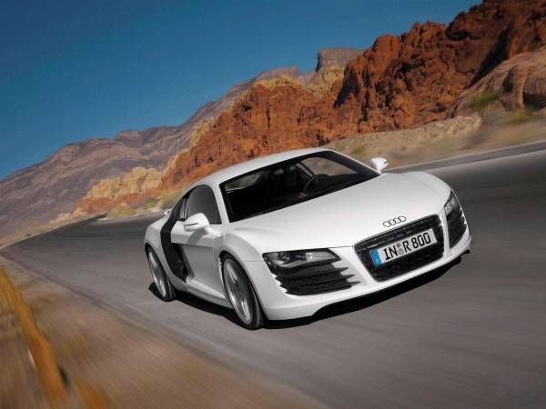 белая Audi, скорость, дорога обои для рабочего стола