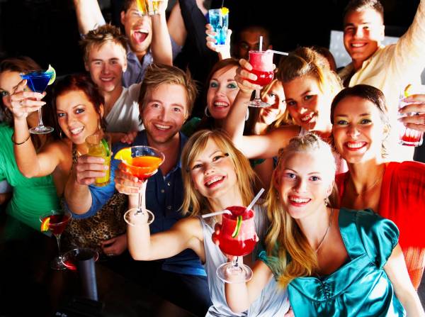 молодые люди с бокалами напитков на вечеринке обои для рабочего стола