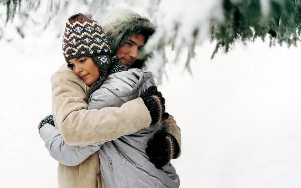 Влюбленная пара обнимается зимой на снегу обои для рабочего стола