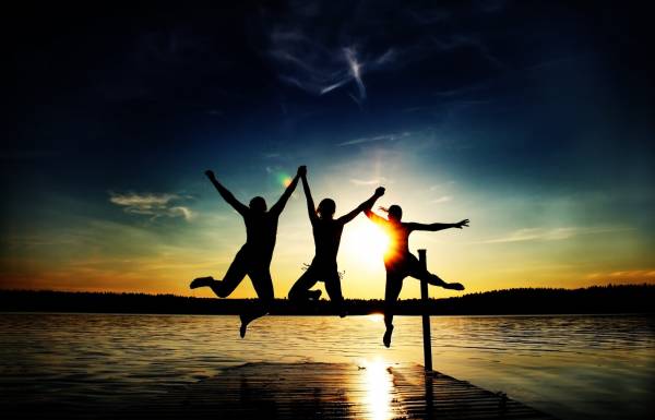 друзья, люди, прыгают от радости у озера на закате обои для рабочего стола