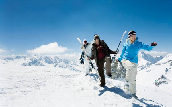 друзья в горах зимой идут кататься на лыжах обои для рабочего стола