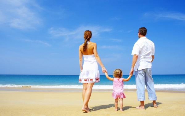 семья, мама, папа, ребенок на пляже обои для рабочего стола