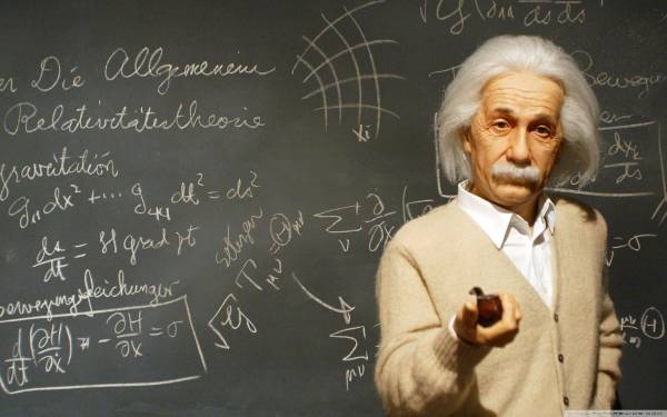 Альберт Эйнштейн у доски обои для рабочего стола