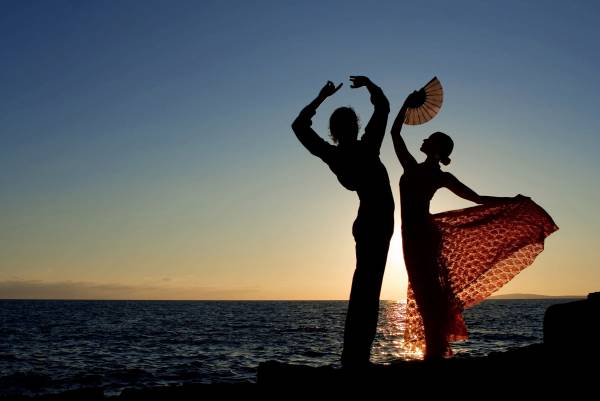 парень с девушкой, закат солнца на берегу моря обои для рабочего стола