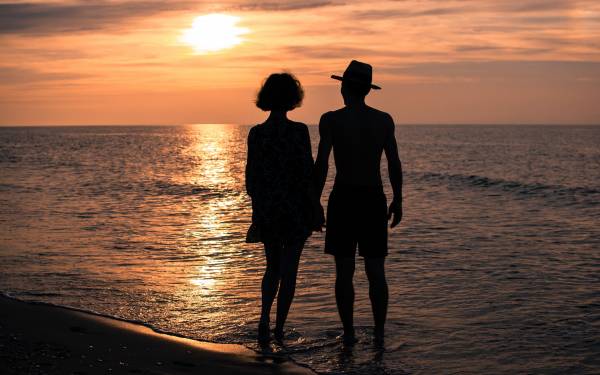 силуэт парня с девушкой у моря на закате солнца обои для рабочего стола