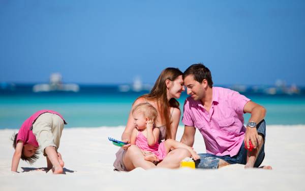 семья с детьми отдыхает на пляже возле моря обои для рабочего стола