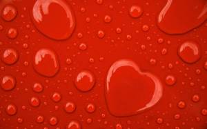 Обои форма сердца из капель воды на красном фоне на рабочий стол
