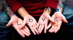 Обои надпись на руках, буквы Love, любовь, руки, тату на рабочий стол