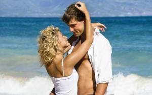 Обои влюбленная пара обнимается на берегу моря на рабочий стол