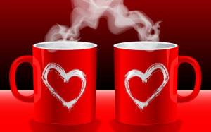 Обои две чашки с нарисованными сердцами, пар из чашек на рабочий стол