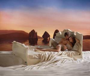 Обои мужчина и женщина в белоснежной кровати возле воды на рабочий стол