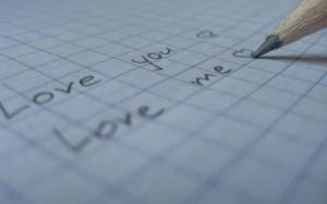 Обои слова любви на листке бумаги написанные карандашом на рабочий стол