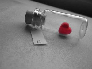 Обои красное сердце в пробирке с пробкой на рабочий стол