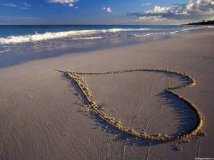 Обои сердце нарисованное на морском песке на рабочий стол