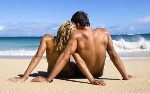 Обои влюбленная пара отдыхают на берегу моря на рабочий стол