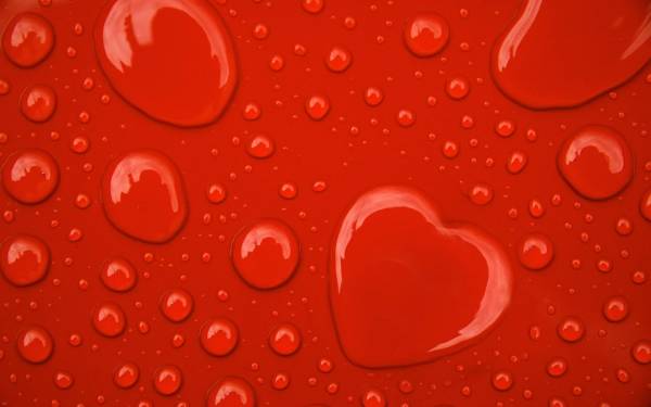 форма сердца из капель воды на красном фоне обои для рабочего стола
