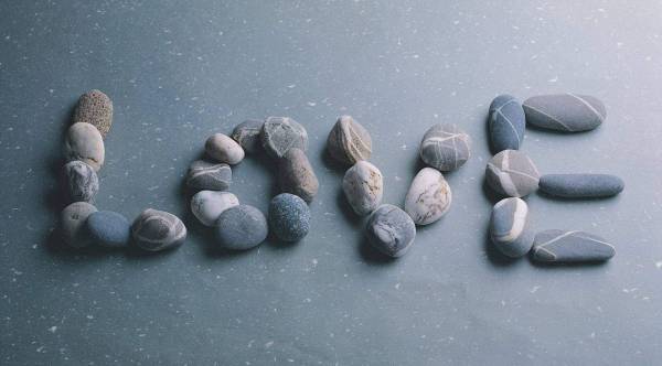 Love любовь слово из морских камней обои для рабочего стола