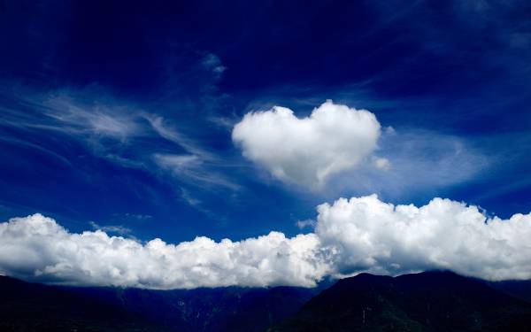 облако в форме сердца на горизонте скал обои для рабочего стола