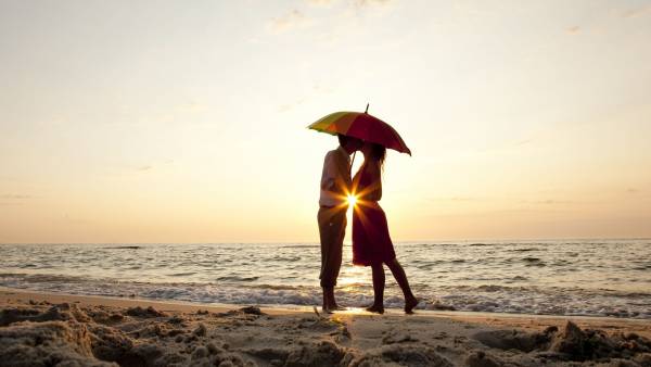 влюбленная пара целуется на берегу моря обои для рабочего стола