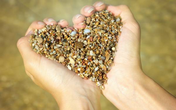 сердце в руках из песчаных камней обои для рабочего стола