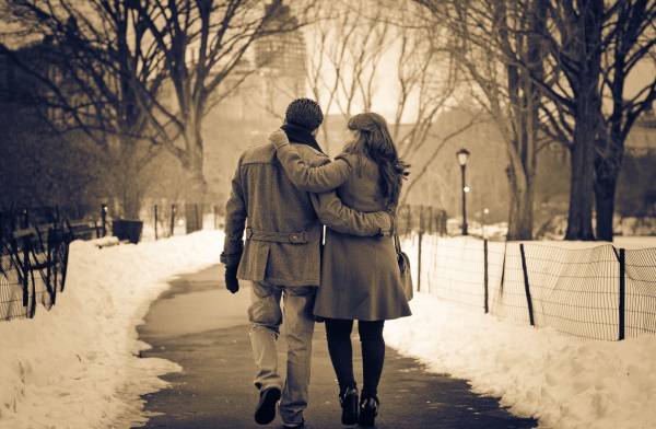 парень с девушкой идут обнимаясь в парке зимой обои для рабочего стола
